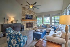 Horseshoe Bay Townhome with Patio and Outdoor Pool!
